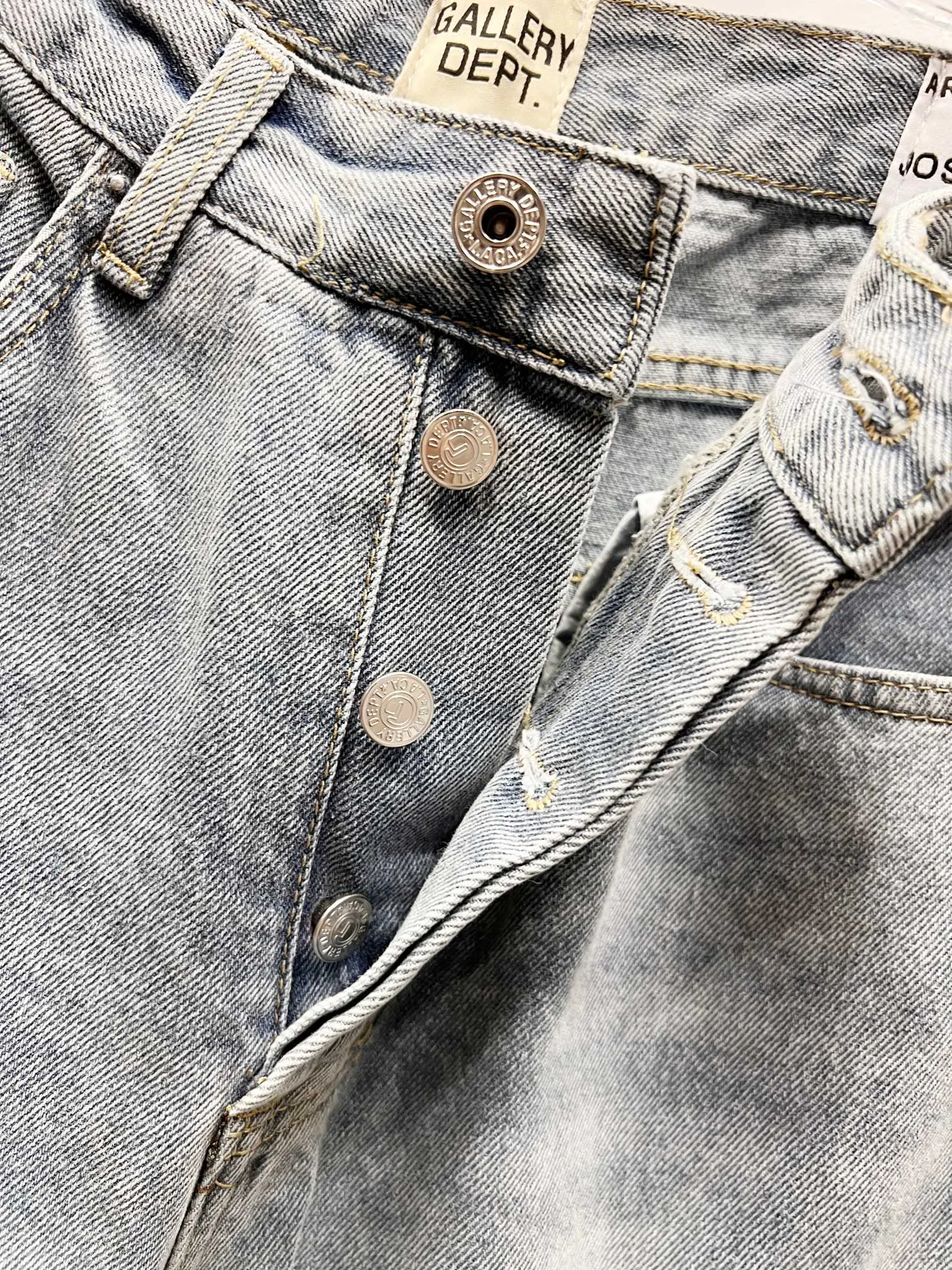 P250 Style No.: (c058) GALLERY DEPT & Chrome Hearts Jointed Cross Loose Washed Flared Jeans True to Restore the Ultimate Vintage Texture Original Hardware Accessories Washed and Elevator Cards, QR Code Analysis Are All Procured from the Original Factory, High Restoration Degree, You Are Welcome to Compare Any Products ~ Three-dimensional Version Loose and Comfortable without Picking Your Figure Appearing Tall and Slim Manufacturer Seiko Original Factory Quality Control Same Style for Men and Women Can Be Matched for Couples Versatile Recommendations Jeans that are a must-have for all seasons. Trendy people have been disappointed. From the quality selection of fabrics, the tailoring of details, and the matching of patterns, they are all impeccable! The upper body is so handsome when worn...it can be easily worn by men, women and children! The craftsmanship uses heavy-duty washed pure cotton denim fabric. After washing, it is soft and thick. It is very stylish when worn on the body. Size: 28, 30, 32, 34, 36 (S-XXL) Color: Stitching